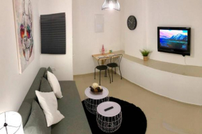 Gorgeous Boutique Apt!! //Prime Market Location!!